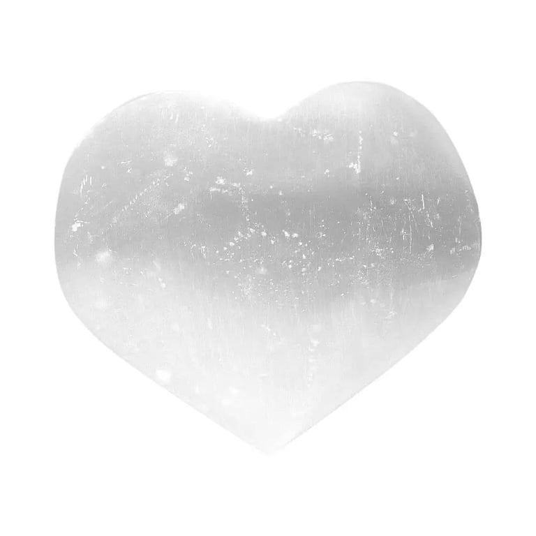 Hjerteformet hvid marmorsten med let ru overflade og små lyse pletter. (4)