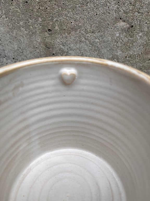 Sandfarvet krus. 330 ml.  H: 7,5 cm billede 4