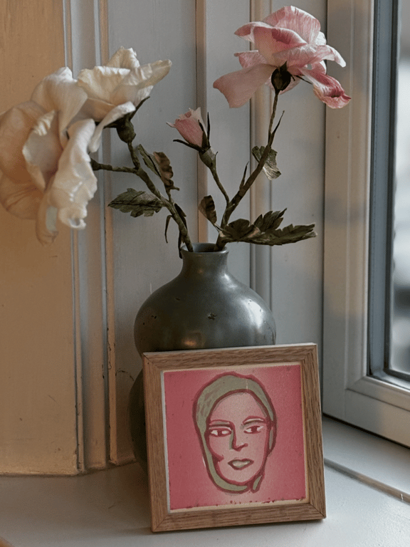 kvindeansigt i rød