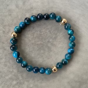 Blå tigerøje armbånd 6mm – produktbillede