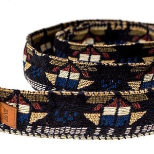 Bælte i skønt farvedesign med dobbelt-ring spænde – produktbillede