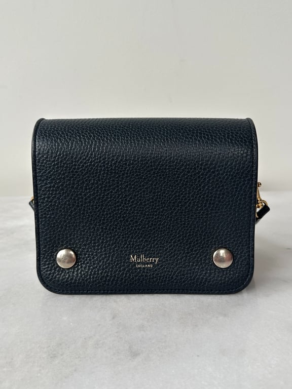 Sort Mulberry skuldertaske i kornet læder med to sølvknapper foran og guldlogo.