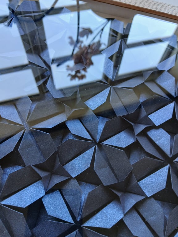 30x30 cm foldet papirværk, midnatsblå. indrammet 