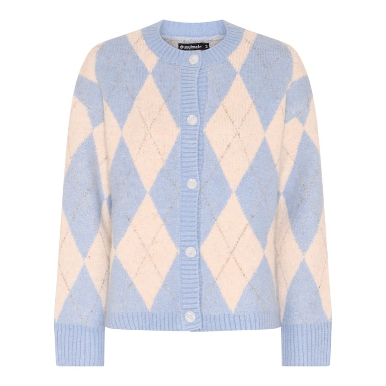 Lyseblå og cremefarvet cardigan med diamantmønster og knaplukning foran.