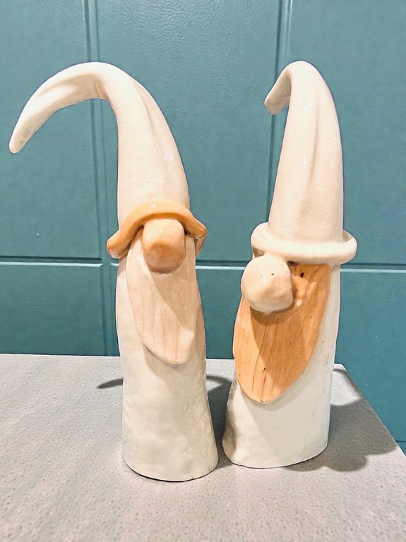 De Lange Huer – Håndlavede Nisser (ca. 21 cm)