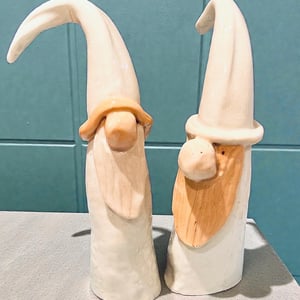 De Lange Huer – Håndlavede Nisser (ca. 21 cm) – produktbillede