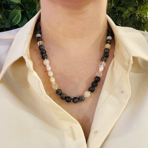 Regnbue månesten og Labradorit halskæde – produktbillede