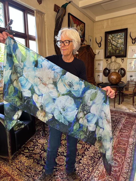 Silketørklæde med hvide valmuer