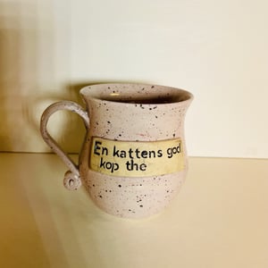 Krus med tekst  - En katten god kop the – produktbillede