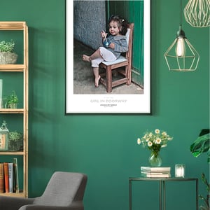 Girl in Doorway - Cuba – produktbillede