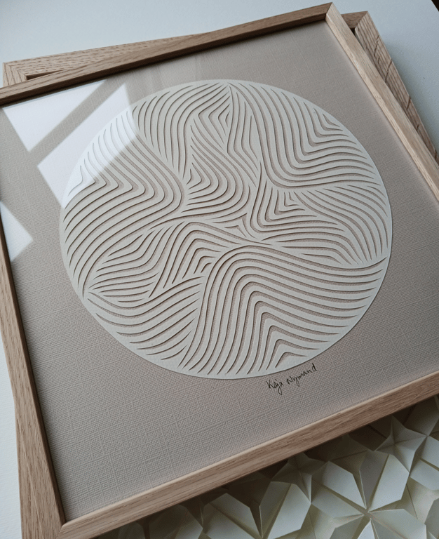 30x30cm papercut, knækket hvid, beige, indrammet  (3)