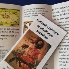  Folder om kraftdyrs- og udviklingshoroskop.