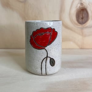 Kop med valmue-indgravering – produktbillede