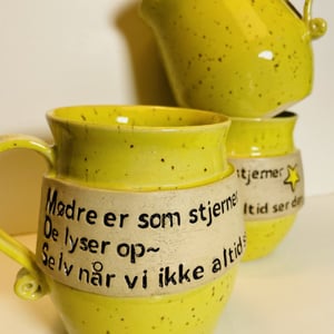 Keramik krus med tekst - Mødre er som stjerner, de lyser op, selv når vi ikke ser det.  – produktbillede