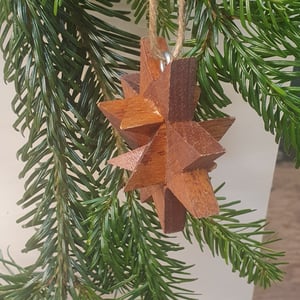 "Foldet" julestjerne I mahognitræ 8x8 cm – produktbillede