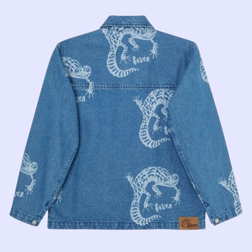 Denim jakke med mønster af hvide firben og teksten "Selva" på ryggen og ærmerne. (3)