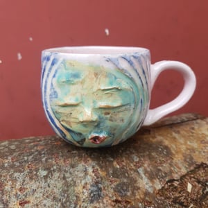 Syngende malerisk ansigtskop med hank – produktbillede