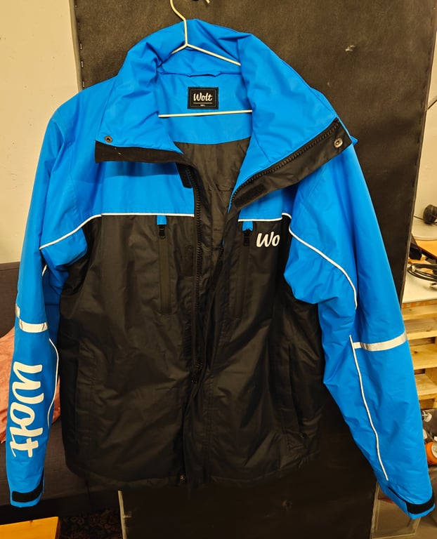 Ny Wolt jakke – str. L – vandafvisende med reflekser og hætte