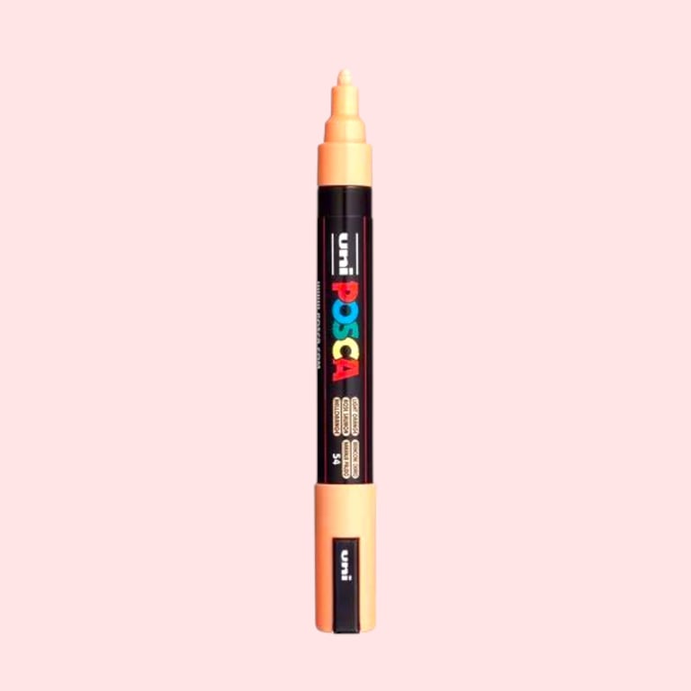 Orange Posca tusch med sort skræm og farverig tekst på lyserød baggrund.