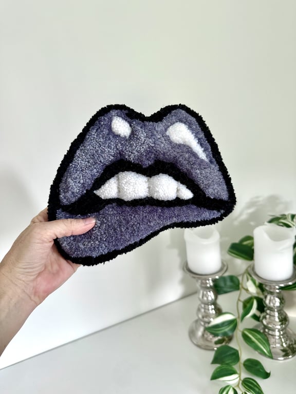 Tuftet læber som vægophæng – håndlavet i 100% akryl
