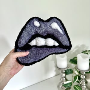 Tuftet læber som vægophæng – håndlavet i 100% akryl – produktbillede