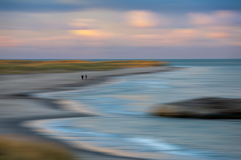 To mennesker på en strand.... på Grenen strand i Skagen en smuk sommerdag