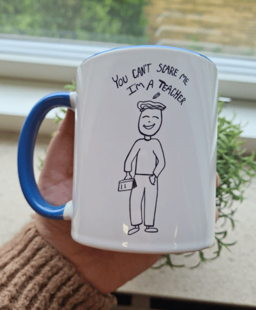 Krus: you cant scare me im a teacher (kort hår) blå