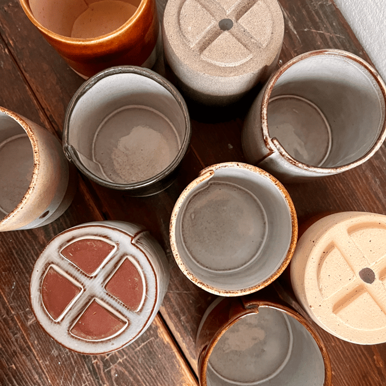 Krus, hvid ler med lyserød og brændt karry glasur. billede 4