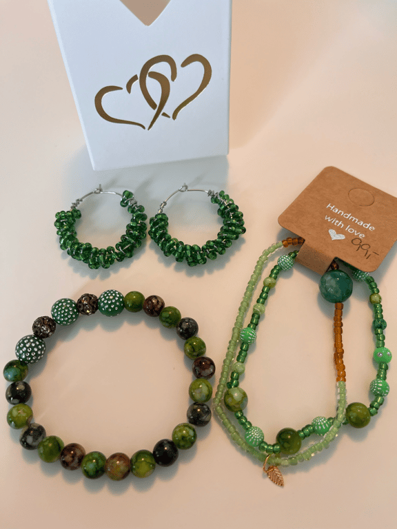 Grønne glasperler snoet om creolen billede 3