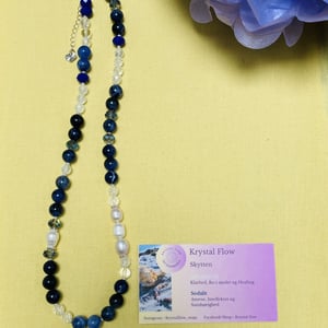 Bjergkrystal og Sodalit halskæde – produktbillede
