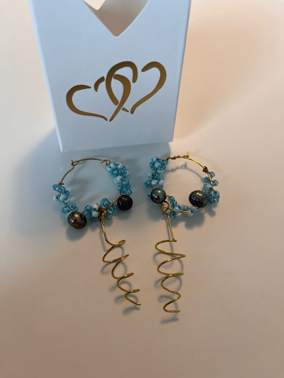 Creoler med lyseblå og mørke ferskvandsperler snoet wire vedhæng