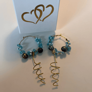 Creoler med lyseblå og mørke ferskvandsperler snoet wire vedhæng – produktbillede