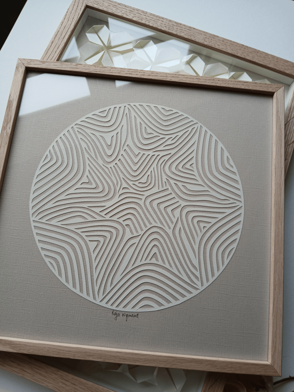 30x30cm papercut, knækket hvid, beige, indrammet  (2)