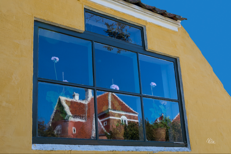 Brøndum Hotel spejles i vinduet på Skagens museum