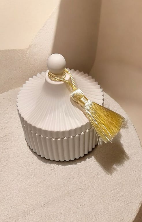 Sojalys i jesmonite krukke