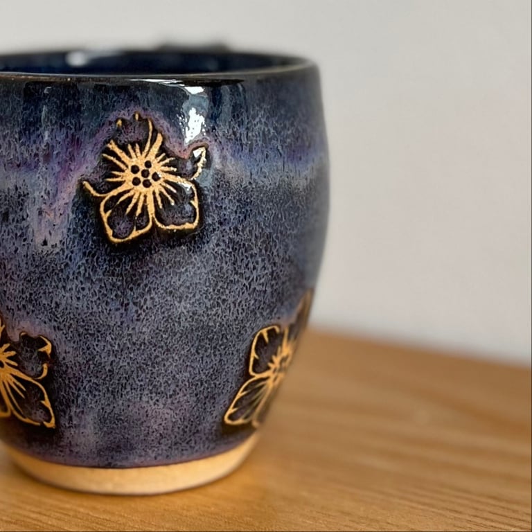 Lilla/Mørkeblå mønstret kop billede 3