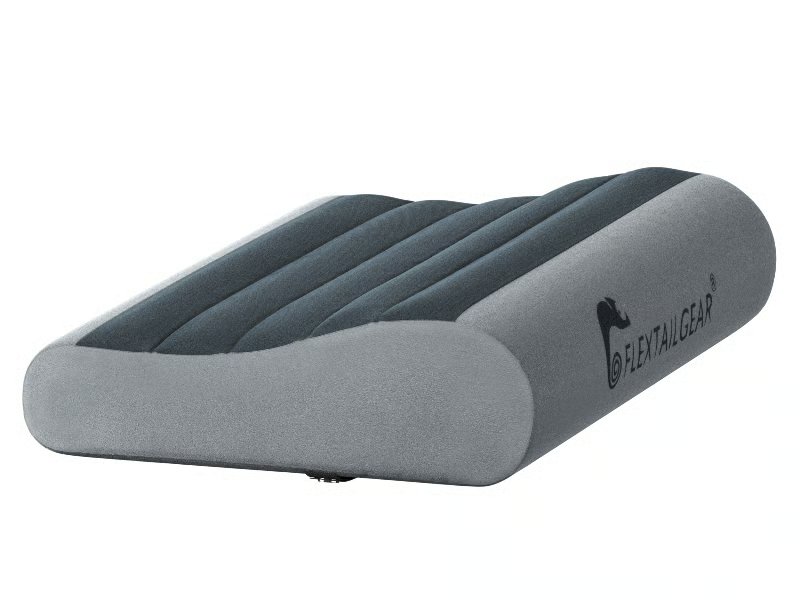 Oppustelig grå luftmadras med bølget overflade og mærket "Flextalgear" på siden.