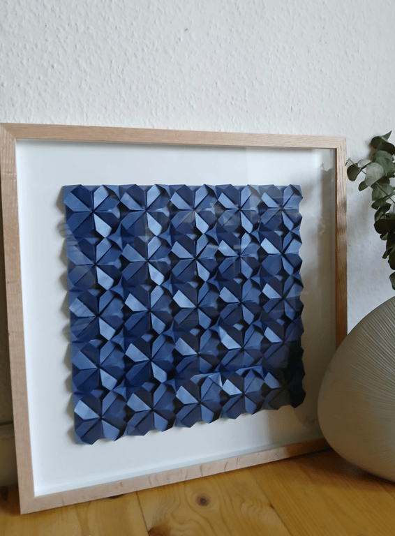 50x50cm foldet papirværk, blå. Indrammet 