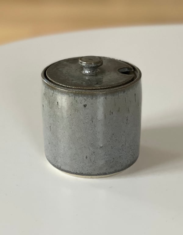 Lågkrukke med hul til ske, granitgrå