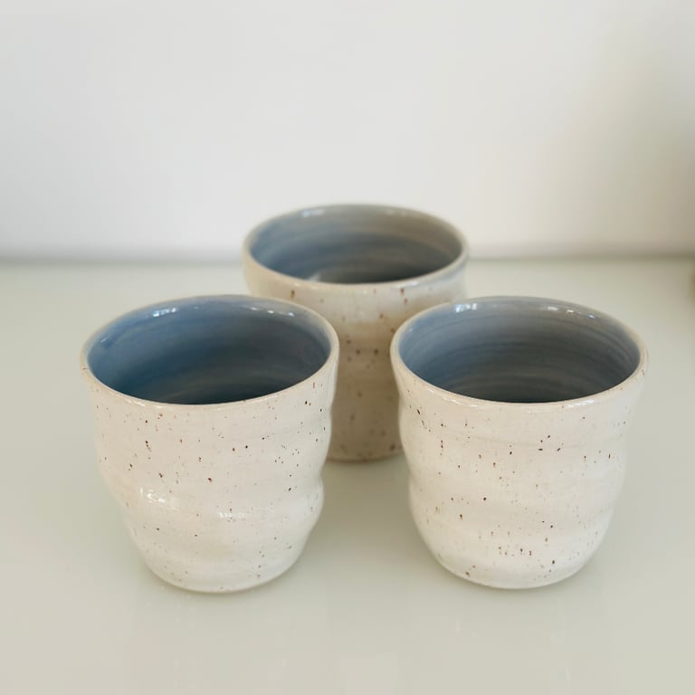 Spiralkrus råhvid med nister og lyseblå