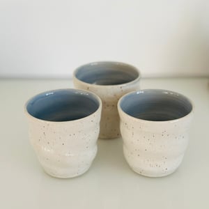 Spiralkrus råhvid med nister og lyseblå – produktbillede