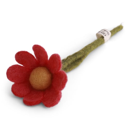 Rød filtblomst med grøn stilk lavet af filt, på hvid baggrund. (3)