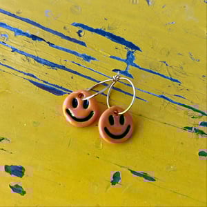 Ørering orange smiley m. sort ansigt  – produktbillede