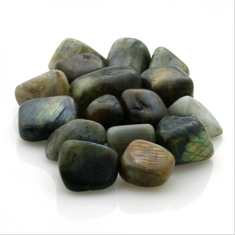 Glattede, polished labradoritsten i forskellige grønne, grå og beige nuancer samlet på en hvid baggrund. (2)