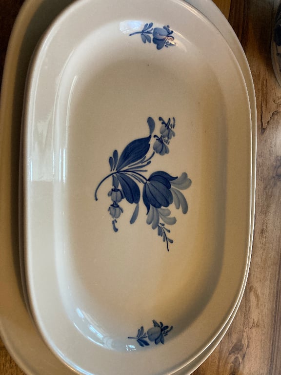 Ovalt hvidt porcelænsfad med blå blomsterdekoration. (2)