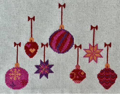 Juletræstæppe med julekugler billede 2