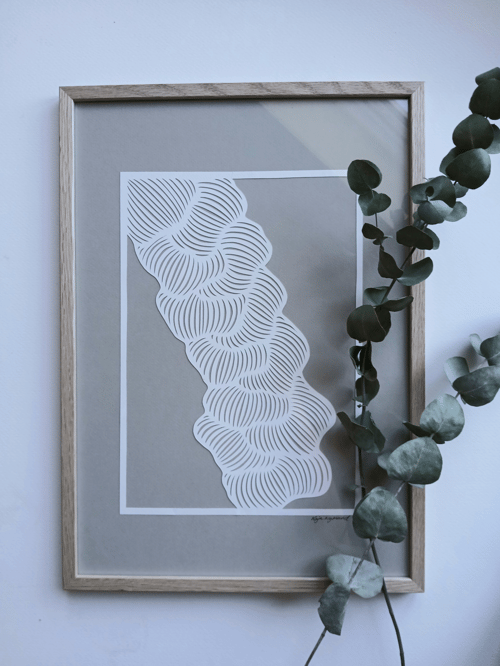 A3 papercut, beigegrå, knækket hvid, indrammet