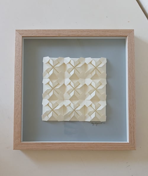 30x30cm foldet værk, dueblå. indrammet 