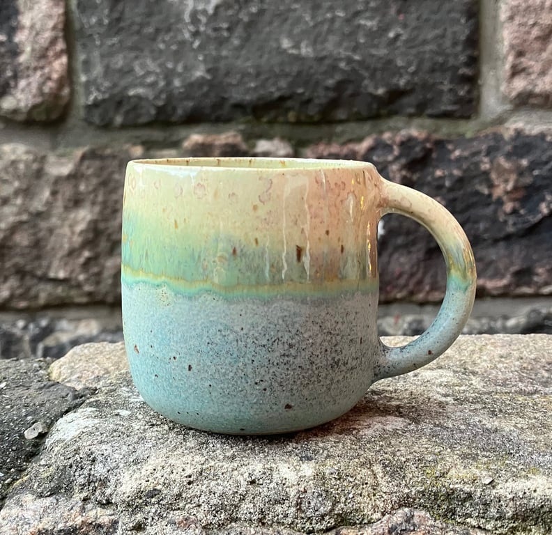 Hånddrejet kop med hank billede 2