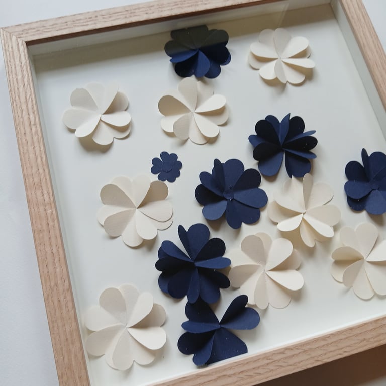 30x30cm 3D papirværk, Marineblå, knækket hvid, indrammet (4)